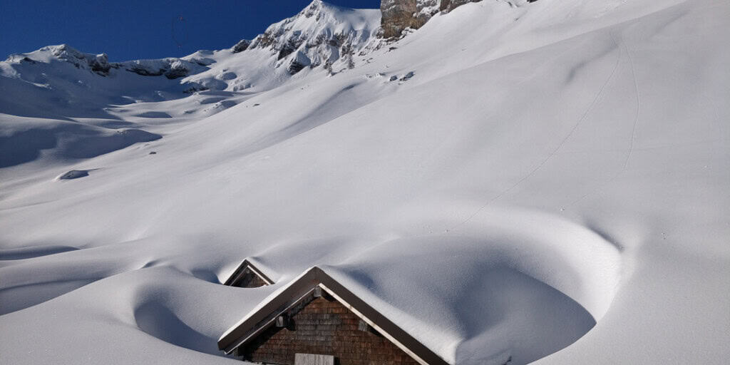 Lidernen mountain hut in the snow