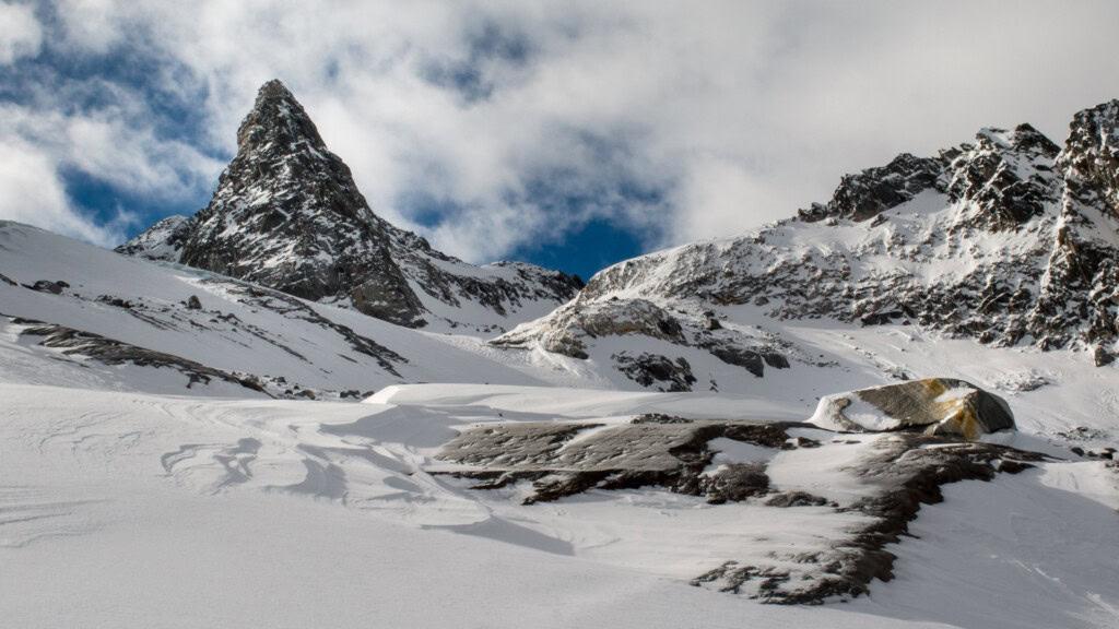 Piz Cristallina neben dem Piz Medel in der Greinaebene