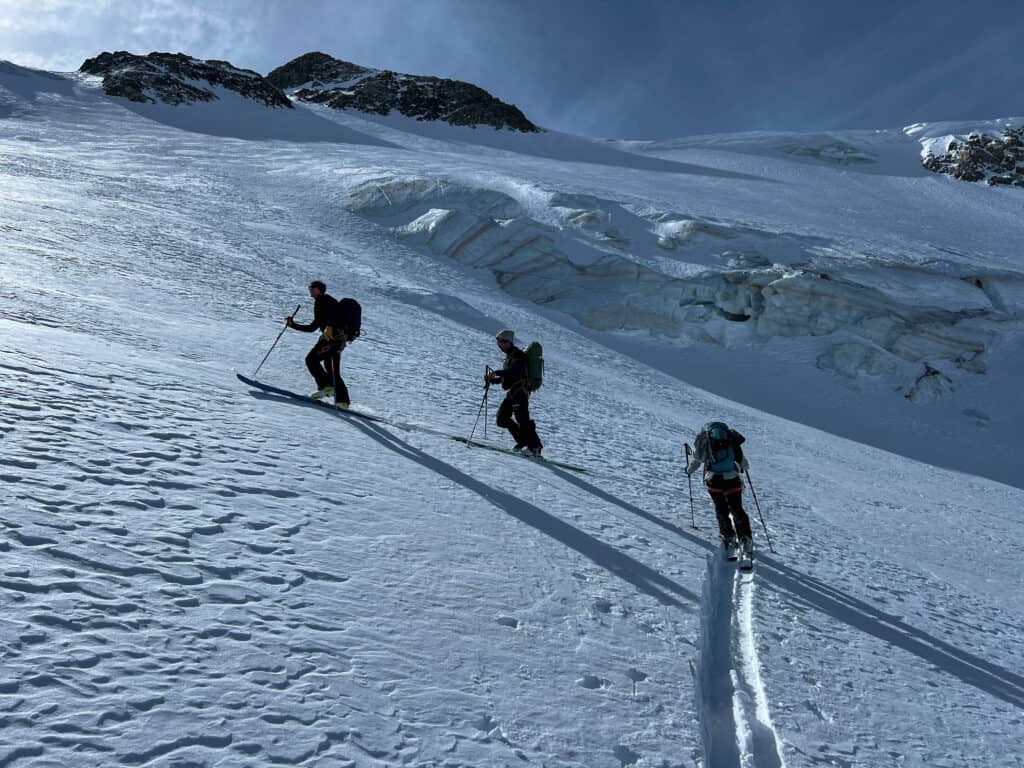 Aufstieg auf Ski auf dem Gletscher