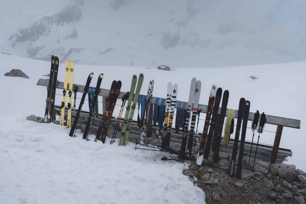 Ski vor der hütte bei der urner haute route