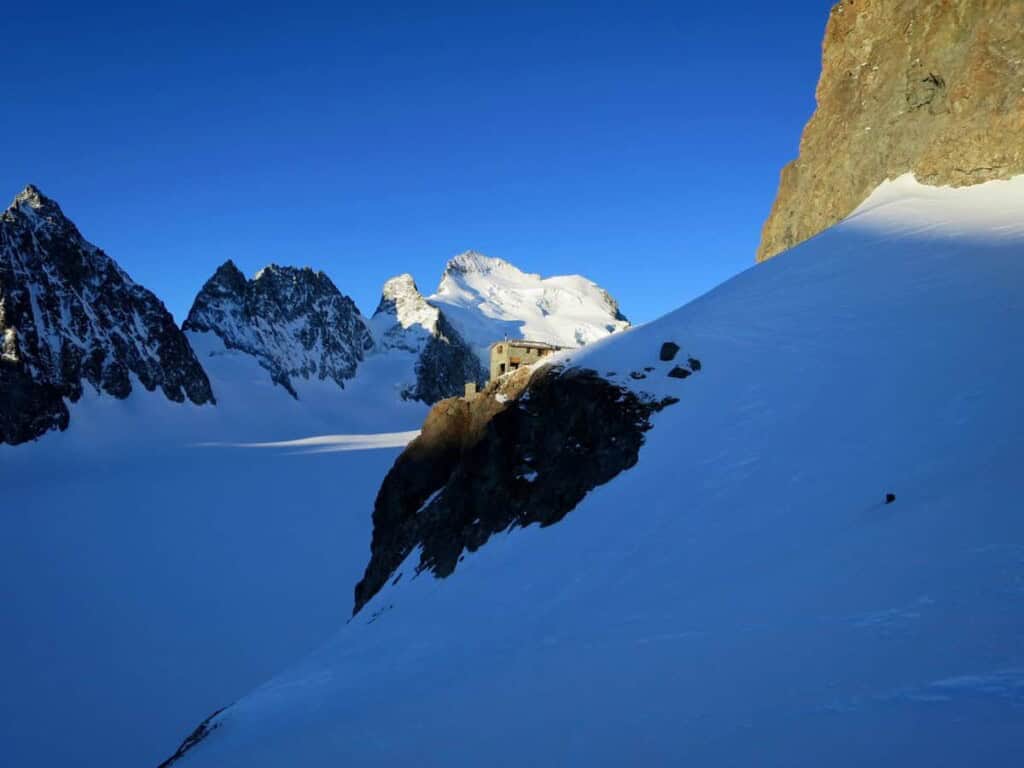 Refuge Ecrin und im Hintergrund der Barres des Ecrins