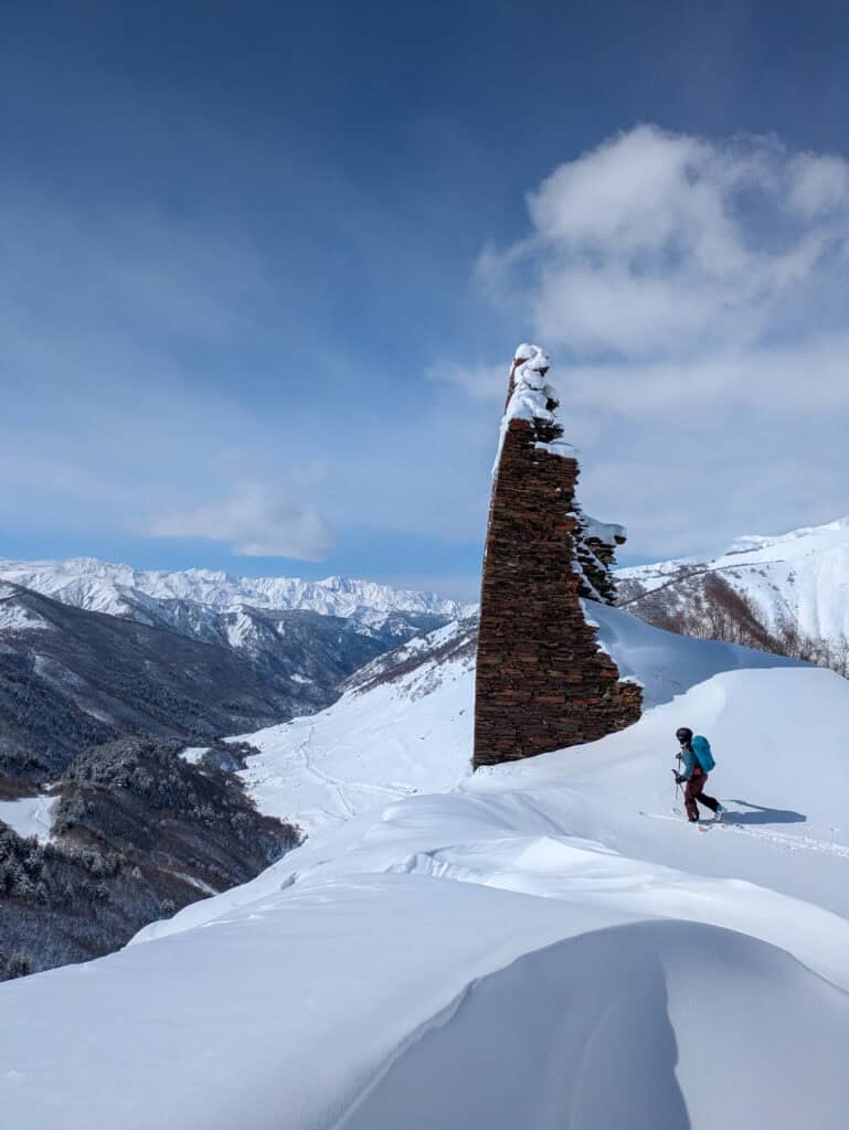 Skitouren in Georgien mit kleinen Wehrtürmen