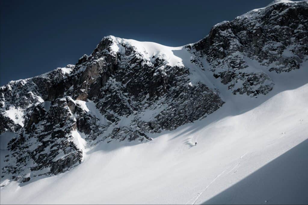 Skifahrer beim Abfahren im Tiefschnee in Georgien