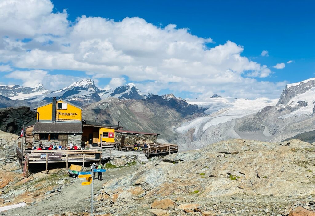 Gandegghütte mit Blich auf den Grenzgletscher