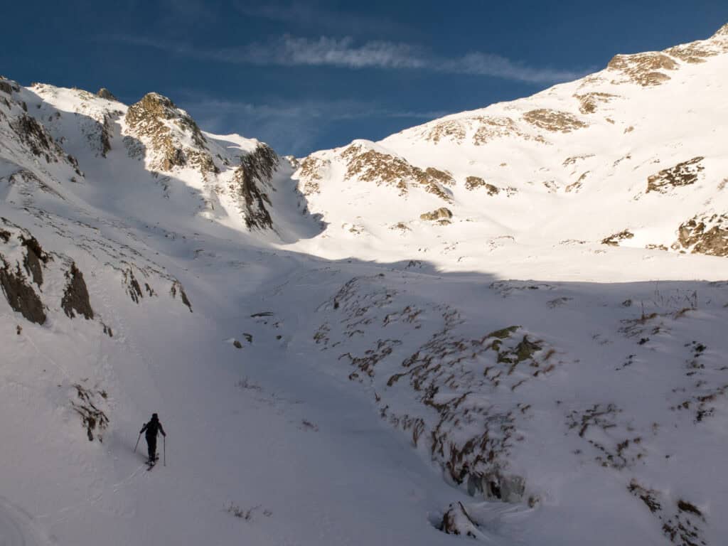 Einsames Gelände auf dem Lukmanier bei Skitouren in Disentis