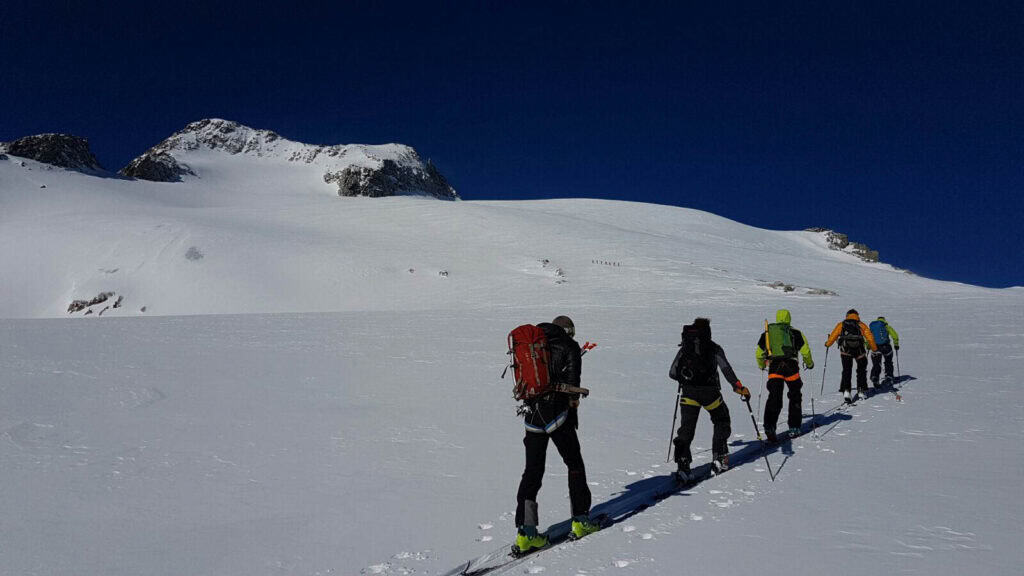 Aufstieg auf Skitour in Disentis