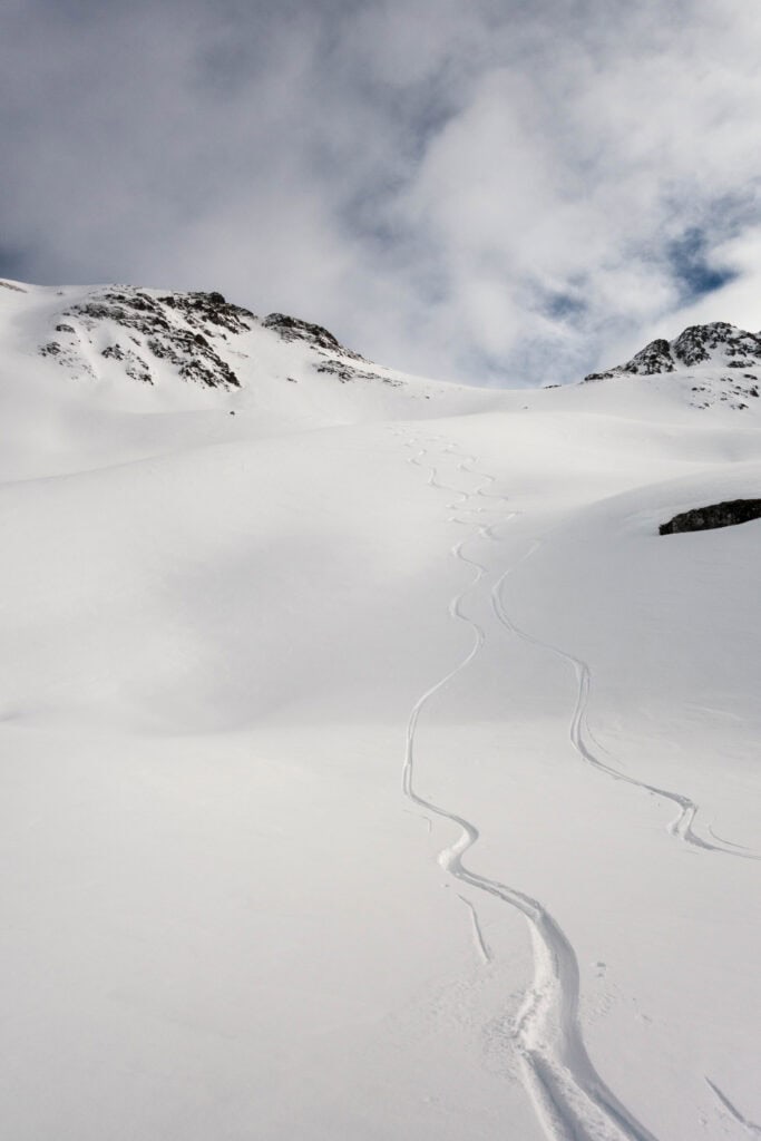 Zwei Abfahrtsspuren in Disentis