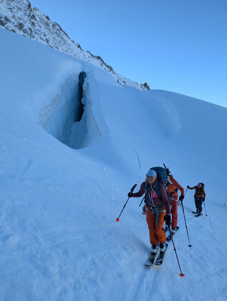 Ascending the Tour du Ciel in front of crevasses