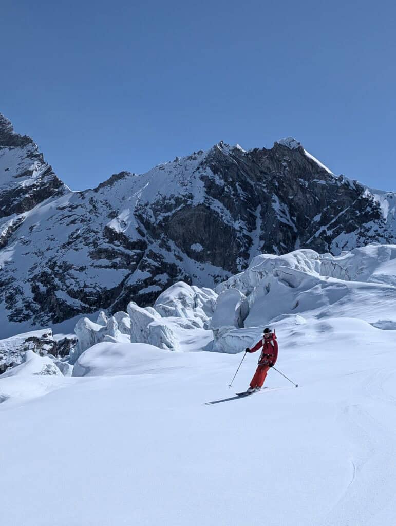 Skiing on the glacier on the Tour du Ciel