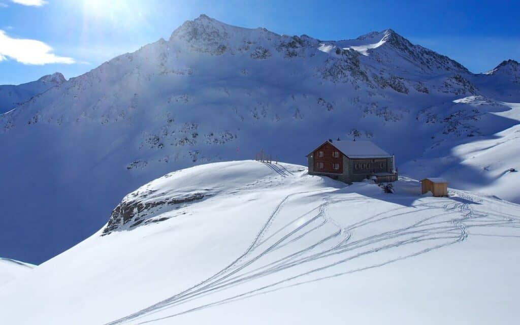 Jenatschhütte in winter