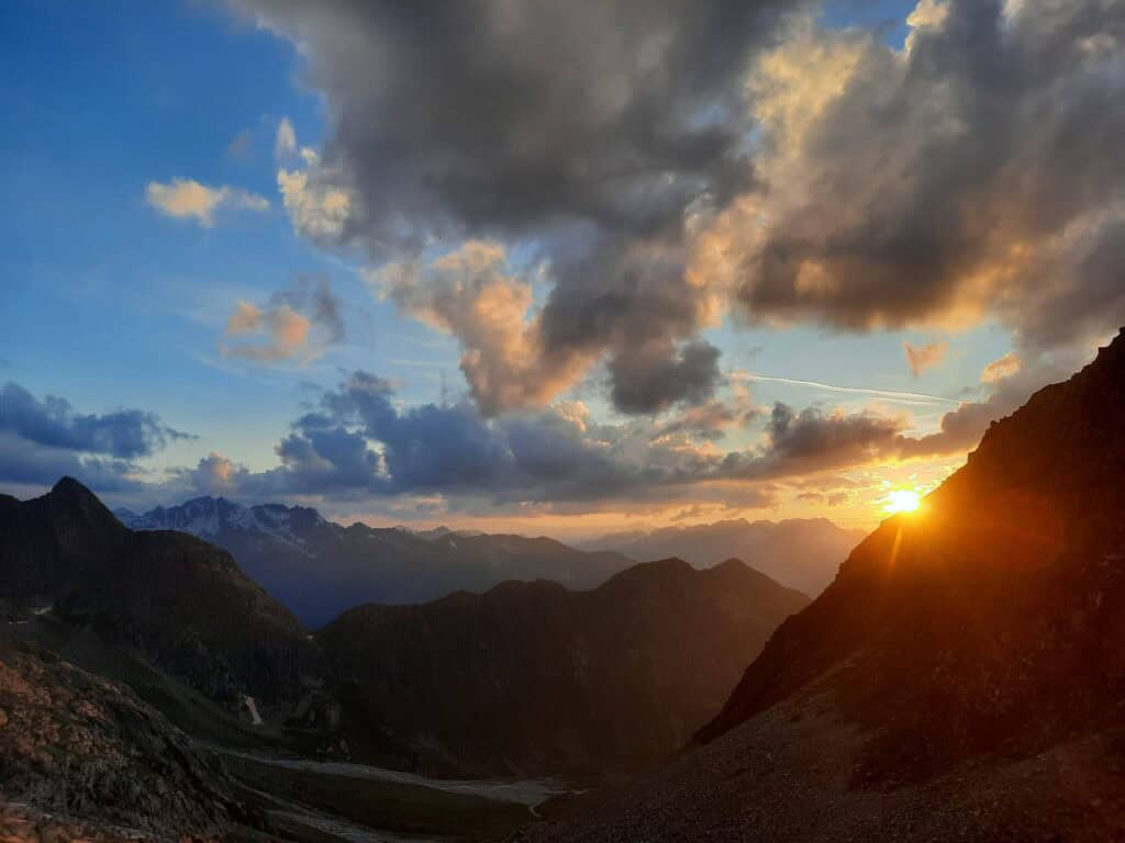 Sonnenaufgang am Piz Medel.