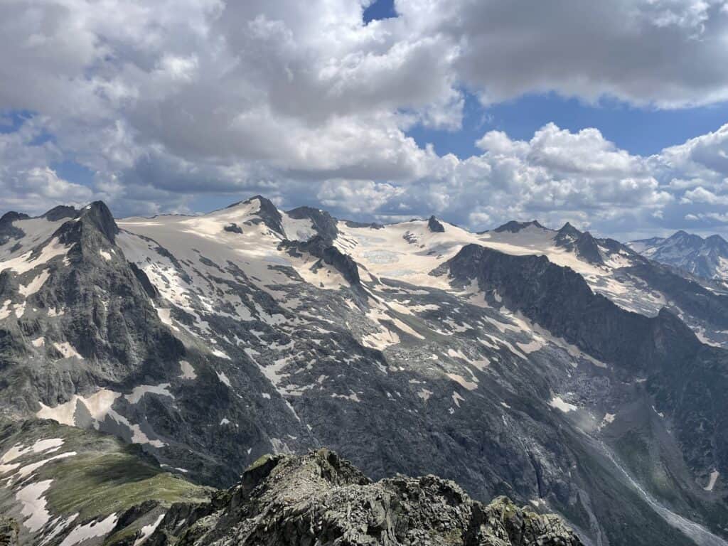 Der Piz Medel und die Greina von weitem gesehen.