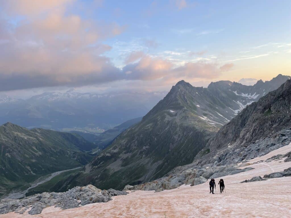 Aufstieg zum Piz Medel in den Morgenstunden.