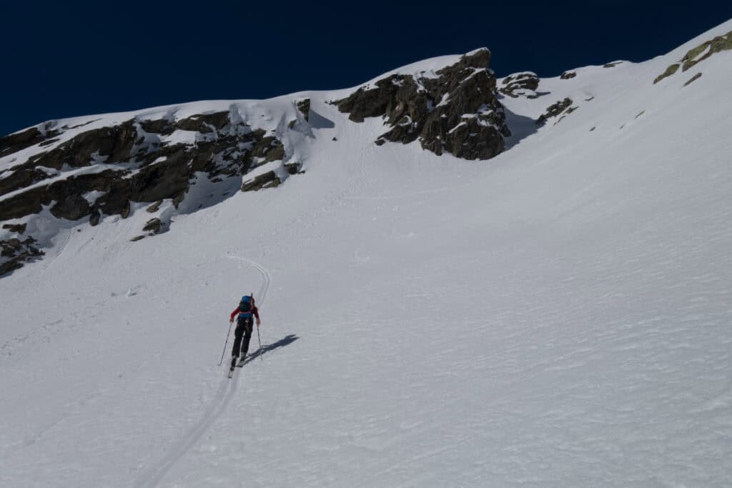 Aufstieg auf Skis zum Couloir